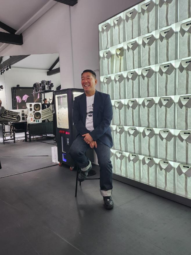 김훈 칼 라거펠트 수석 크리에이티브 디렉터가 팝업스토어 장소로 '성수동'을 택한 이유에 대해 설명하고 있다./장지영 기자