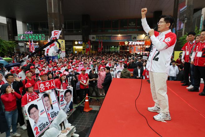 김문수 국민의힘 대선 후보가 16일 충북 청주시 올리브영 청주타운 앞에서 집중 유세를 하고 있다. /연합