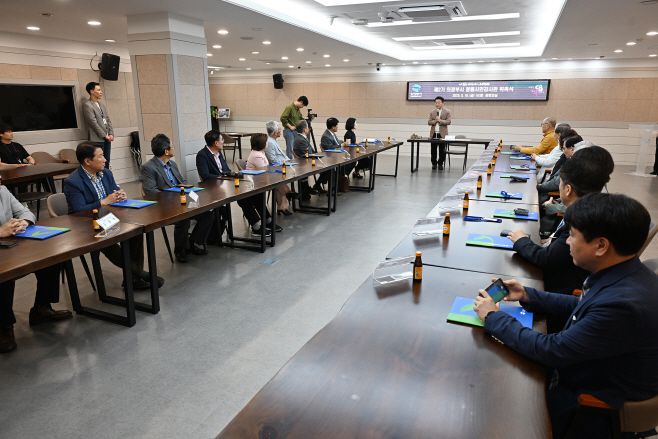 김동근 의정부시장이 16일 제2기 청렴시민감사관을 위촉한 뒤 인사말을 하고 있다./의정부시