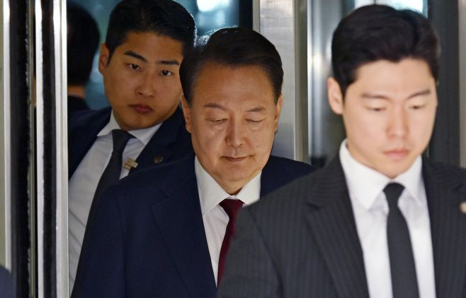 윤석열 전 대통령이 12일 서울 서초구 중앙지방법원에서 열린 내란 우두머리 혐의, 직권남용 권리행사방해 혐의 사건 3차 공판에서 오전 공판을 마친 후 법원을 나서고 있다. /연합