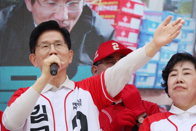 김문수 국민의힘 대선 후보가 17일 전북 전주시 전동성당인근에서 유세하고 있다. /연합