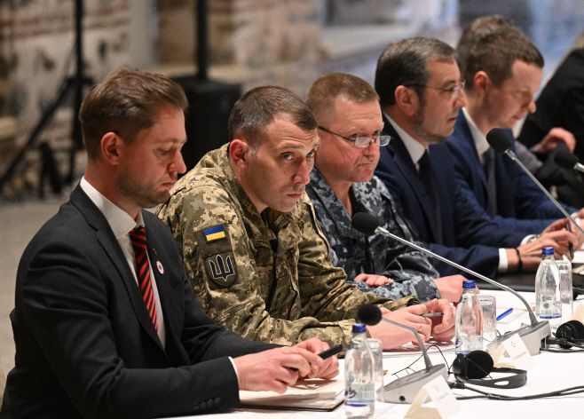 우크라이나 대표단이 16일(현지시간) 튀르키예 이스탄불 돌마바흐체 궁전에서 러시아와 회담하고 있다./타스·연합