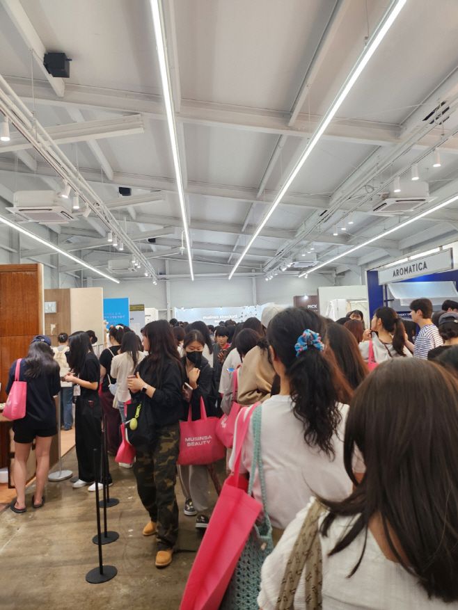 16일 '넥스트 뷰티존'에 수많은 인파가 몰려 게임을 즐기고 있다./장지영 기자