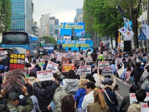 진보 시민단체 '촛불행동'이 17일 서초구 교대역 9번 출구 앞에서 '제140차 전국집중 촛불대행진' 집회를 개최했다. 김민석 더불어민주당 최고위원이 무대에 올라 발언하고 있다. /특별취재팀