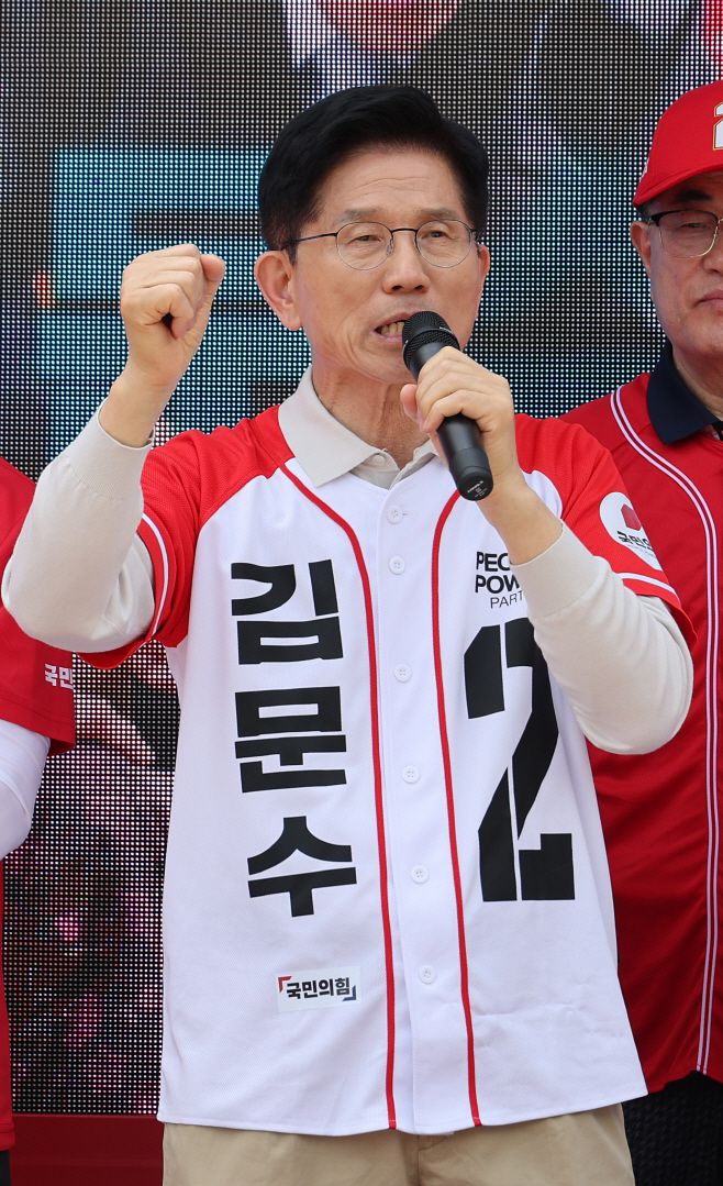 국민의힘 김문수 대선 후보가 17일 전북 전주시 전동성당인근에서 유세하고 있다. /연합