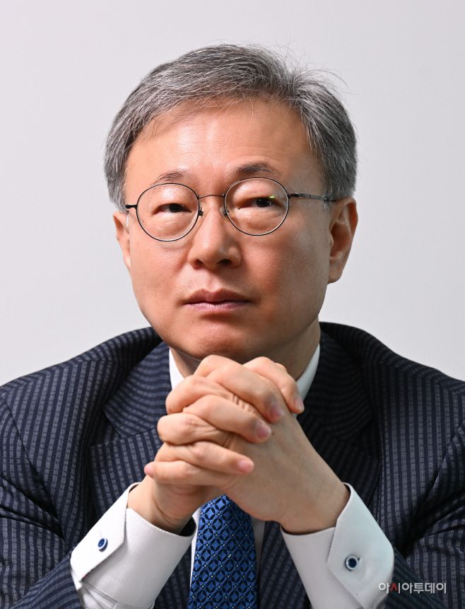 장인홍 구로구청장이 8일 서울 구로구청 집무실에서 진행된 아시아투데이와 인터뷰에서 잠시 생각에 잠겨 있다. /정재훈 기자