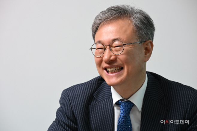 장인홍 구로구청장이 지난 8일 아시아투데이와의 인터뷰에서 지역재개발·교육환경 개선·지역경제 활성화를 통한 구로의 혁신을 강조했다./정재훈 기자