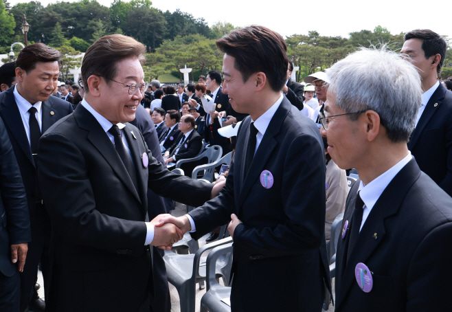 더불어민주당 이재명 대선후보와 개혁신당 이준석 대통령 후보가 18일 광주광역시 북구 국립 5·18민주묘지에서 열린 5·18민주화운동 45주년 기념식에서 인사하고 있다. /연합