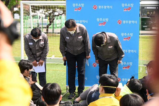 정일택 금호타이어 대표이사(사진 가운데)가 타이어공장 화재 발생 이틀째인 18일 광주 광산구 금호타이어 광주공장에서 사과문을 발표하고 있다./금호타이어