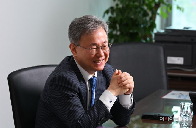 장인홍 구로구청장이 지난 8일 아시아투데이와의 인터뷰에서 "구로공단은 한국 경제 기적의 산실이고, 우리 부모 세대가 이룬 구로의 역사는 자랑스러운 유산"이라고 강조하고 있다./정재훈 기자