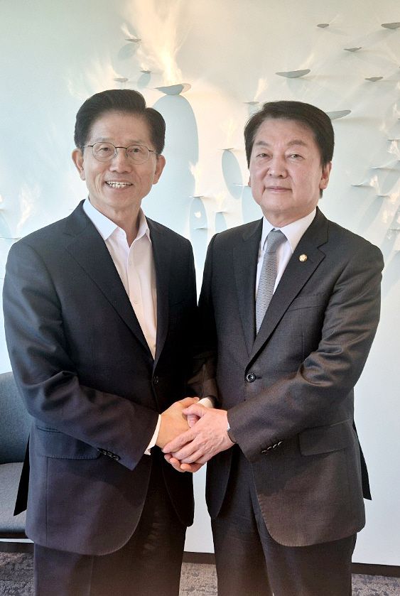 김문수 국민의힘 대선 후보가 지난 7일 서울 여의도 모처에서 안철수 의원을 만나 기념촬영하고 있다. /연합