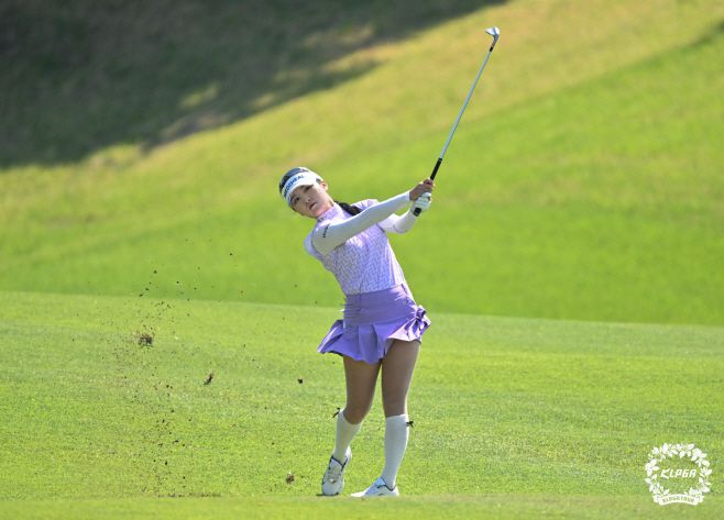 이예원이 지난 18일 KLPGA 투어 제17회 두산 매치플레이 결승전 5번 홀에서 아이언 샷을 때리고 있다. /KLPGA