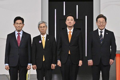 더불어민주당 이재명(오른쪽부터)·개혁신당 이준석·민주노동당 권영국·국민의힘 김문수 대선후보가 18일 서울 마포구 상암동 SBS 프리즘센터 스튜디오에서 열린 시작에 앞서 기념촬영을 하고 있다. /연합뉴스
