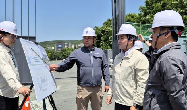 김학홍 경북도 행정부지사(오른쪽 두번째)가 19일 APEC 정상회의 시설 공사 현장 찾아 준비지원단 관계자로부터 설명을 하고 있다. / 경북도.