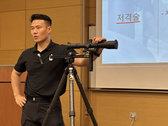 이상규 저격 전문가가 지난 16일 대전 컨벤션센터(DCC)에서 창끝전투학회 SAM2025 에서 '저격술' 강의를 하고 있다. /이상규 전문가 제공
