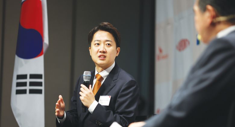 이준석 개혁신당 대선 후보가 22일 그랜드하얏트서울에서 열린 주한미국상공회의소(암참) 간담회에서 제임스 김 암참 회장과 대담을 나누고 있다. /연합