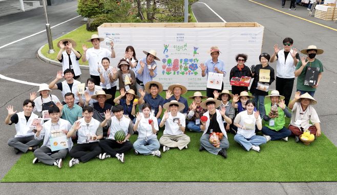 지난 21일 경상남도 창원특례시 현대위아 본사에서 열린 '이음마켓'에 참여한 농부들이 기념 사진을 찍고 있다./현대위아