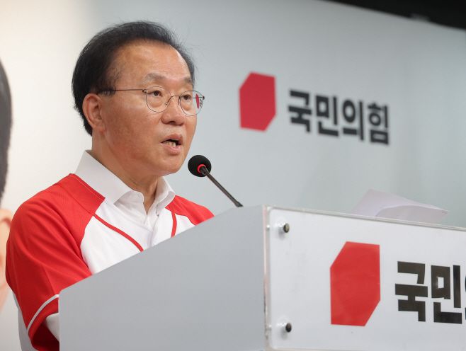 국민의힘 윤재옥 중앙선대위 총괄선거대책본부장이 23일 서울 여의도 국민의힘 중앙당사에서 기자간담회를 하고 있다./연합뉴스