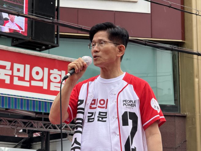 김문수 국민의힘 대선 후보가 24일 경상북도 영주시 태극당 앞에서 유세를 이어가고 있다./제공=국민의힘