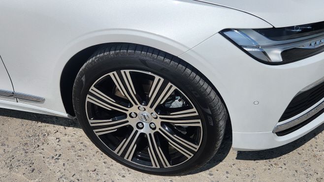 볼보 S90의 휠 모습. 20인치 휠(245/40R20)이 장착됐다./김정규 기자