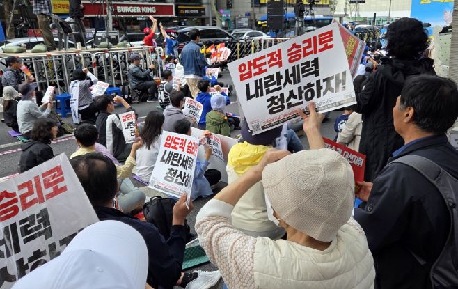 진보 시민단체 '촛불행동'이 24일 서초구 교대역 9번 출구 앞에서 '제141차 촛불대행진' 집회를 개최했다. 집회 참석자들이 손피켓을 들고 구호를 외치고 있다. /특별취재팀