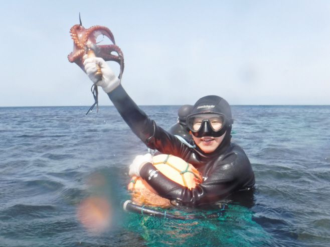 하도어촌 해녀체험. / 한국관광공사 제공