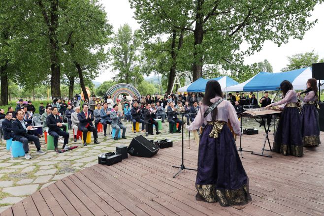 서태원 군수(좌측 4번째)와 김경수 군의회 의장(군수 옆)이 24일 '자라섬 꽃 페스타' 개막식 공연에서 박수를 치고 있다./가평군