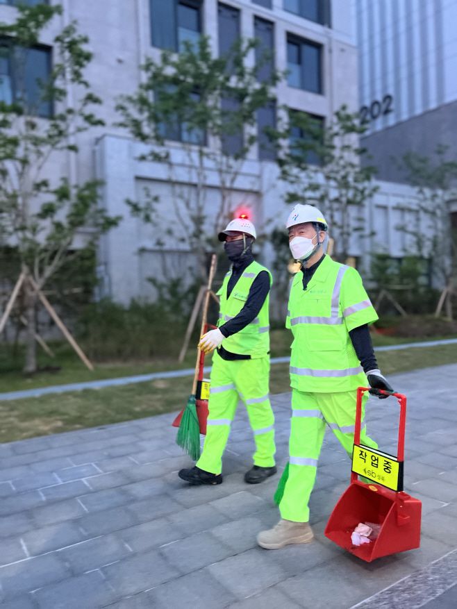 이승로 구청장(오른쪽)이 청소공무관과 함께 성북구 길거리 청소를 하고 있다.