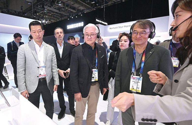 서경배 회장(왼쪽 세번째)은 올 1월 열린 세계 최대 정보기술(IT)·가전 전시회 CES 2025에 참여하는 등 AI와 첨단기술에 관심을 보여왔다.  /연합