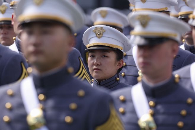 미국 웨스트포인트 생도들이 24일(현지시간) 뉴욕주 웨스트포인트 미치스타디움에서 진행된 졸업식에 참석하고 있다./EPA·연합