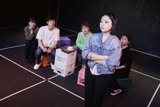 무대 위, 각자의 자리를 지키며 마주 선 인물들. 이들의 시선과 감정이 엇갈리는 순간. / 사진 무죽 페스티벌