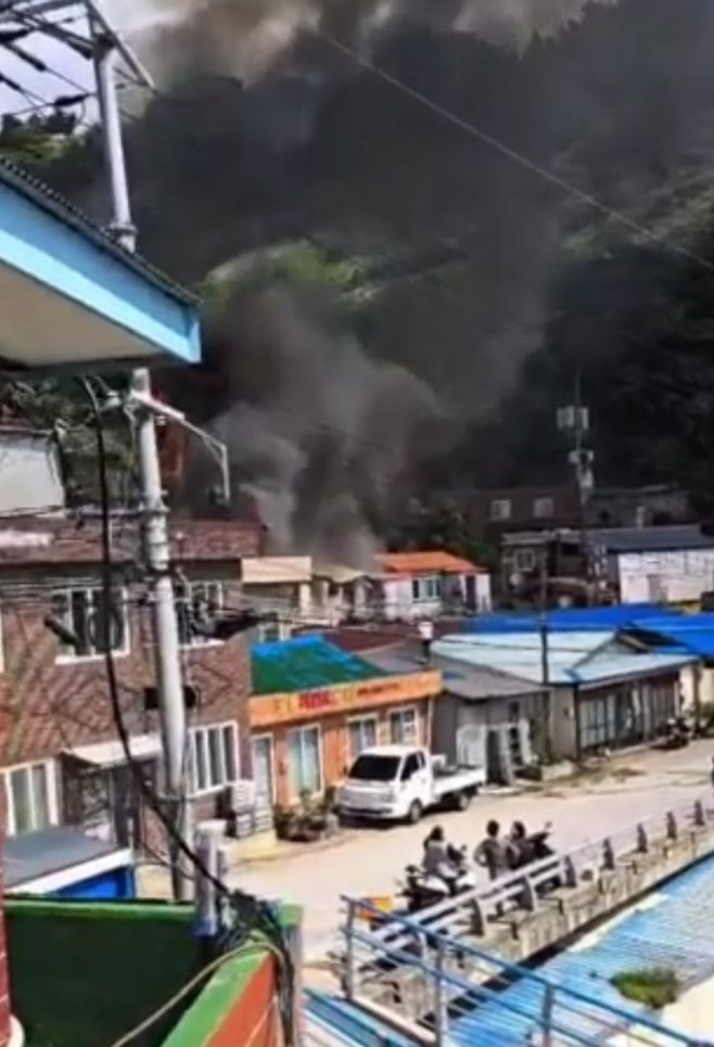 25일 울릉읍 저동리에 화재가 발생해 화재초진은 완료된 상태고 산쪽으로 화재가 번지는 것을 막고있다./독자