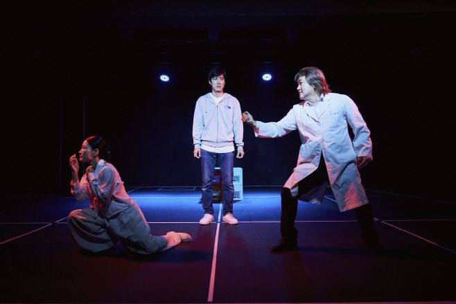 진단의 언어와 감정의 몸짓 사이, 무대 위에 펼쳐진 현실과 상상의 경계. / 사진 무죽 페스티벌