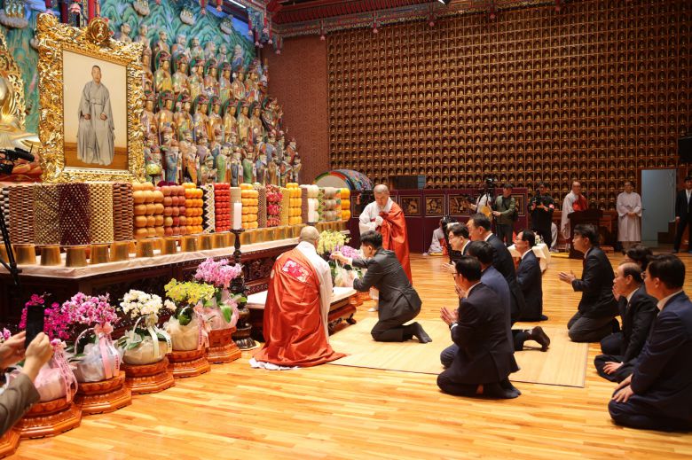 상월원각 대조사 전에 헌향하는 김문수 국민의힘 대선 후보. /제공=천태종