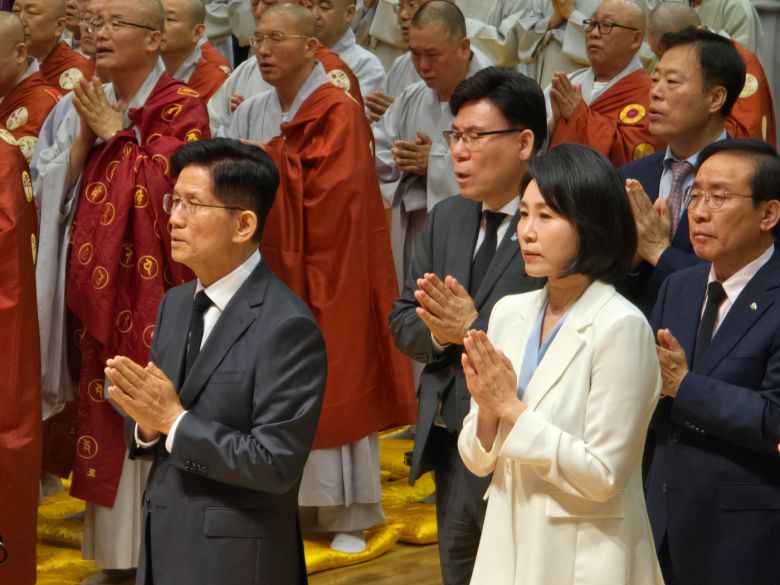 김문수 국민의힘 대선 후보(왼쪽)와 이재명 대선 후보의 부인 김혜경 여사가 24일 천태종 총본산 단양 구인사에서 열린 상월원각 대조사 열반 51주기 기념식에 참석했다. /제공=천태종