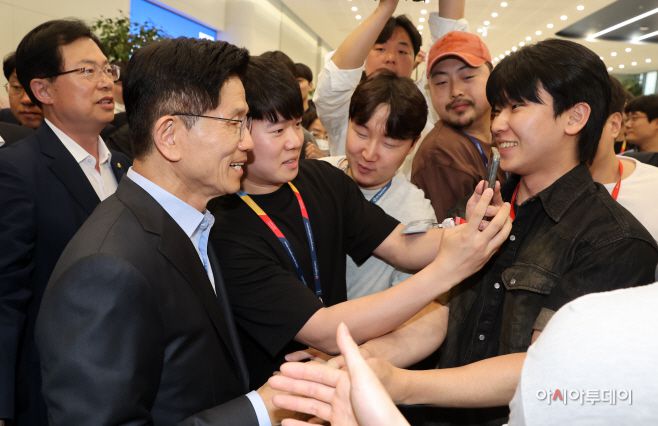 김문수 국민의힘 대선후보가 26일 경기도 평택시 고덕동 삼성전자 반도체 공장을 찾아 직원들과 기념촬영을 하고 있다. /송의주 기자