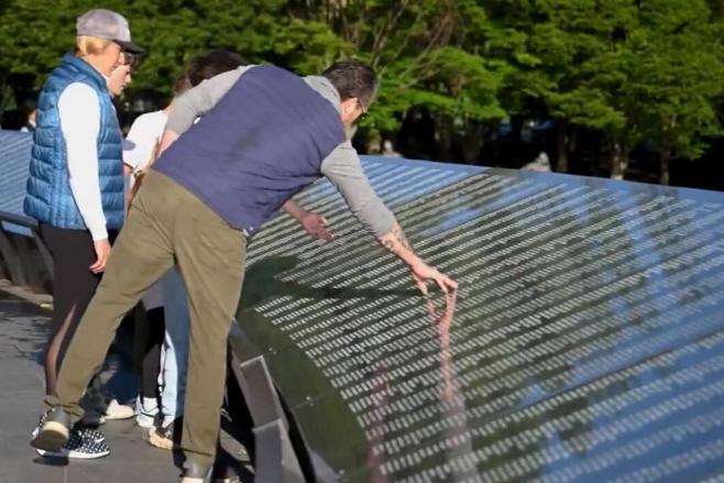 피트 헤그세스 미국 국방부 장관(오른쪽 청색 조끼)이 24일(현지시간) 그의 자녀들과 워싱턴 D.C.의 한국전쟁 참전용사 기념공원에서 청소 작업을 한 뒤 한국전쟁에서 희생된 미군 및 카투사의 이름이 새겨진 추모의 벽을 둘러보고 있다./미국 국방부 홈페이지