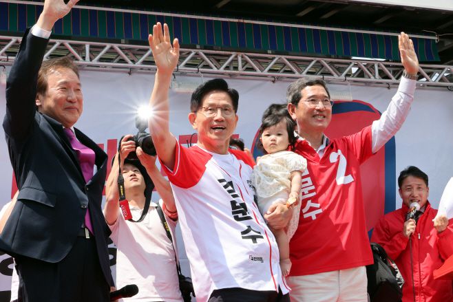 김문수 국민의힘 대선 후보가 26일 경기 안성시 안성중앙시장 서인사거리에서 열린 유세에서 지지를 호소하고 있다. /송의주 기자