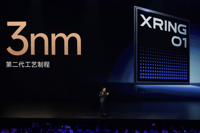 레이쥔 중국 샤오미(小米) 최고경영자(CEO)가 22일 중국 베이징(北京)에서 진행된 신제품 발표 행사에서 자체 개발한 3나노미터(nm·1nm=10억분의 1m) 시스템온칩(SoC) '쉬안제(玄戒·Xring)O1'을 소개하고 있다./AP·연합