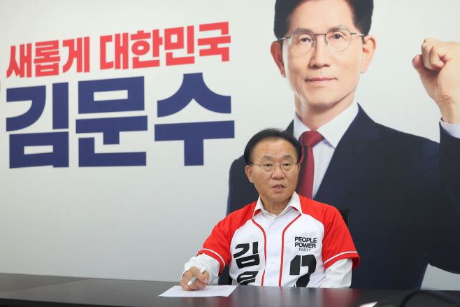 윤재옥 국민의힘 총괄선대본부장이 서울 여의도 국민의힘 당사에서 연합뉴스와 인터뷰를 하고 있다. /연합