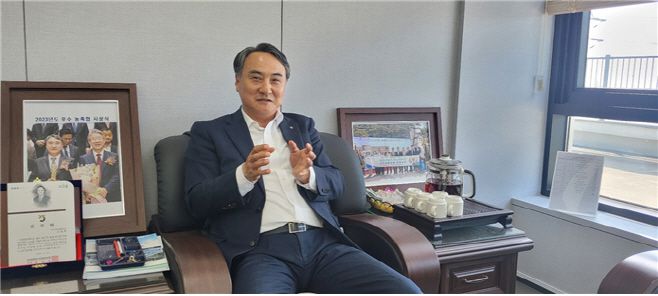 제주남원농협 고일학 조합장이 '곱들락' 감귤브랜드에 대해 설명하고 있다./부두완 기자