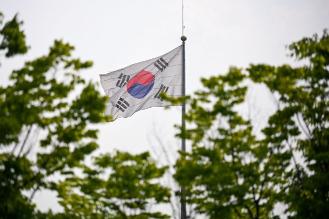 지난 달 29일 서울 서초구 경부고속도로 양재나들목(IC)에 서초구가 설치한 가로 13.5m, 세로 9m, 높이 50m의 초대형 태극기가 휘날리고 있다. /정재훈 기자