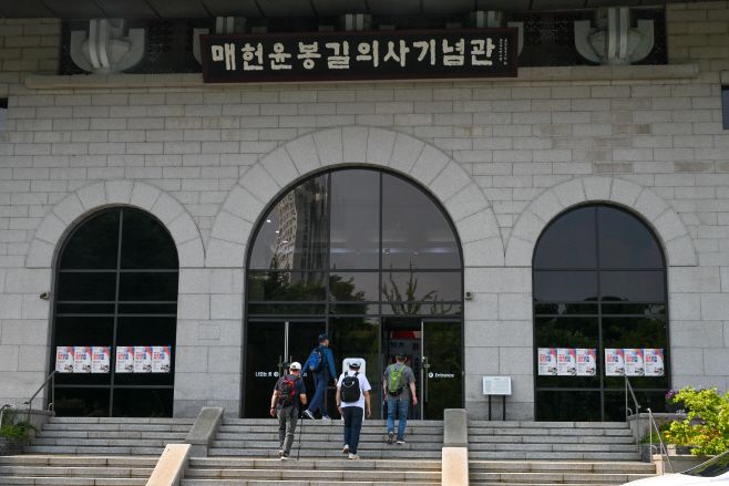 호국보훈의 달을 앞둔 지난 29일 서울 서초구 양재동 매헌윤봉길의사기념관을 찾은 시민들이 관람을 위해 입장하고 있다. /정재훈 기자