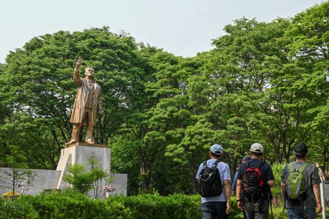 호국보훈의 달을 앞둔 지난 29일 서울 서초구 양재동 매헌 윤봉길의사 기념관을 찾은 시민들이 윤봉길의사 동상을 바라보고 있다. /정재훈 기자