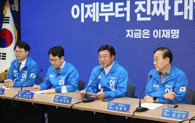 더불어민주당 윤호중 선대위총괄본부장(왼쪽 세번째)이 27일 서울 여의도 중앙당사에서 열린 총괄본부장단회의에서 발언하고 있다. /연합