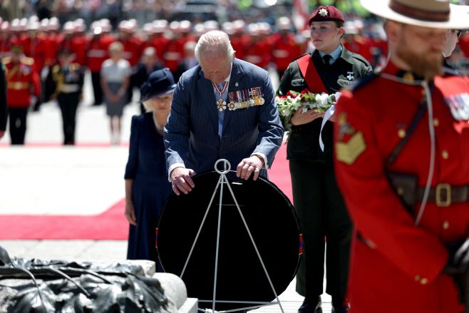 캐나다의 국왕이기도 한 찰스 3세 영국 국왕과 카밀라 왕비가 27일(현지시간) 캐나다 온타리오주 오타와 국립 전쟁기념관 내 무명용사의 묘역에 헌화하고 있다./로이터·연합