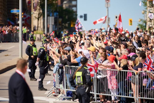 캐나다인들이 27일(현지시간) 캐나다 온타리오주 오타와 상원 앞에서 캐나다의 국왕이기도 한 찰스 3세 영국 국왕과 카밀라 왕비의 도착을 기다리고 있다./EPA·연합