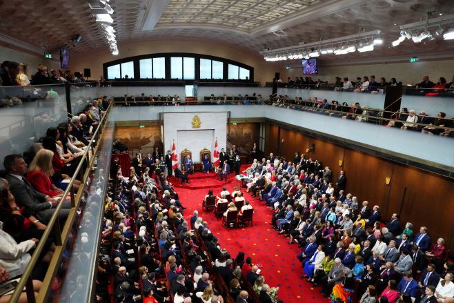 캐나다의 국왕이기도 한 찰스 3세 영국 국왕(오른쪽)이 27일(현지시간) 캐나다 온타리오 오타와의 상원에서 의회 개원식 연설을 하고 있다./로이터·연합