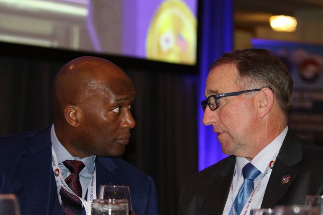 로버트 에이브럼스 전 주한미군사령관(오른쪽)과 제이비어 T. 브런슨 주한미군사령관이 2024년 10월 11일 저녁(현지시간) 미국 워싱턴 D.C. 한 호텔에서 진행된 주한미군전우회(KDVA)·한미동맹재단 행사에서 대화를 나누고 있다./하만주 워싱턴 특파원