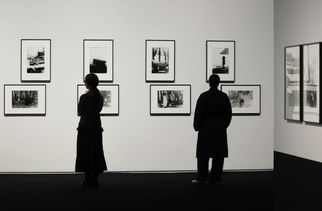 28일 서울 도봉구 서울시립 사진미술관에서 열린 개관 특별전 '광채(光彩): 시작의 순간들' 언론공개회에서 참석자들이 작품들을 둘러보고 있다. /연합뉴스